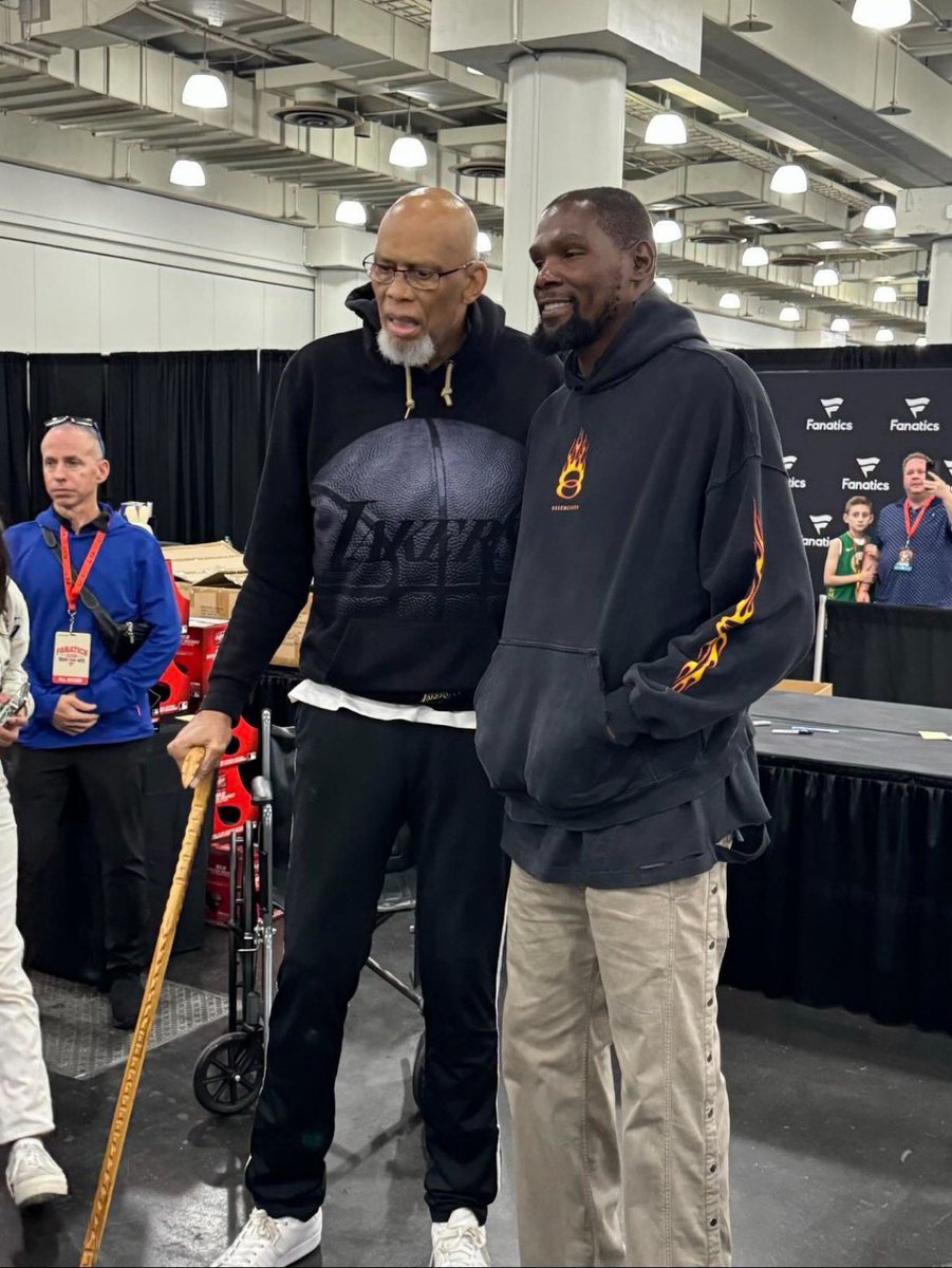 HaterReport's tweet photo. Kevin Durant: “I’m 6 ft 9” https://t.co/aPCbqszieP