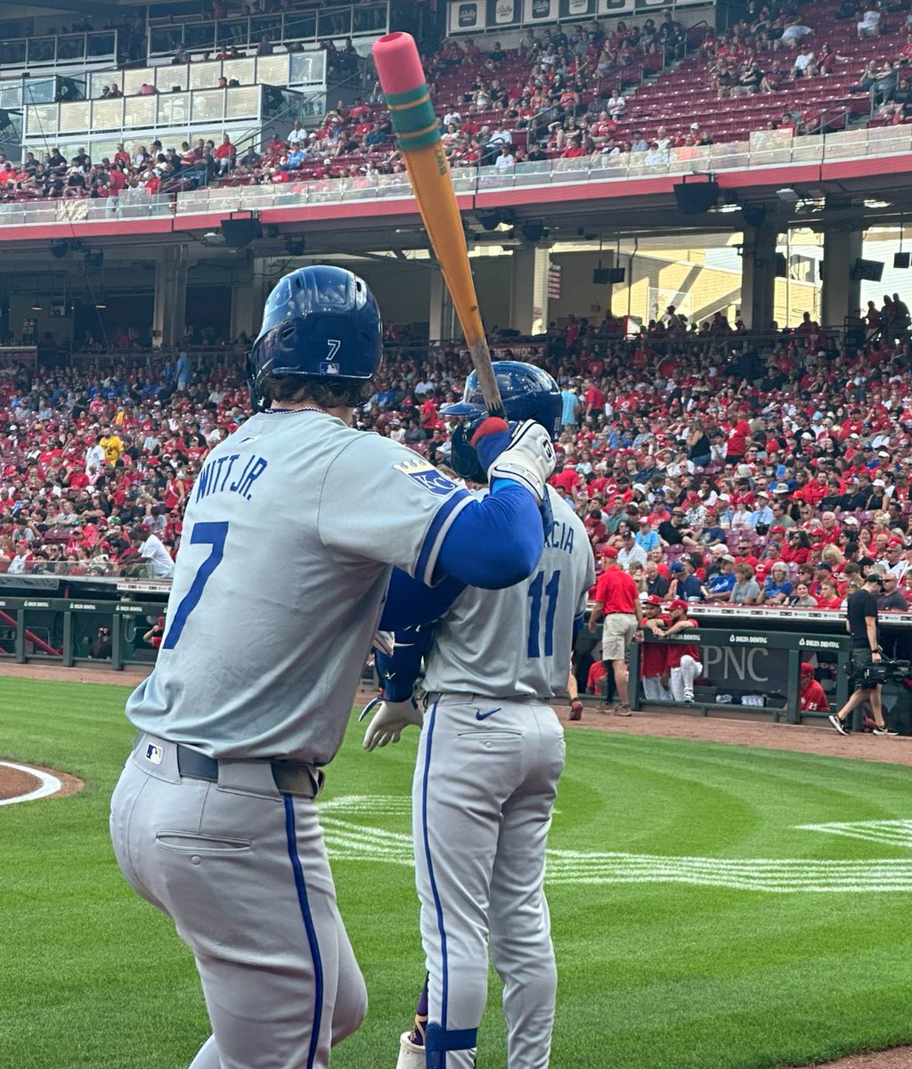 In the same day:

- Patrick Mahomes completes a behind-the-back pass
- Dairon Blanco hits two homers with a crayon (one a grand slam)
- Bobby Witt Jr. is batting w/ a No. 2 pencil

Was this on anyone’s bingo card in KC today? 

📸: <a href="/mattswaim/">Matt Swaim</a> <a href="/goldbergkc/">Joel Goldberg</a> 

#ChiefsKingdom #Royals