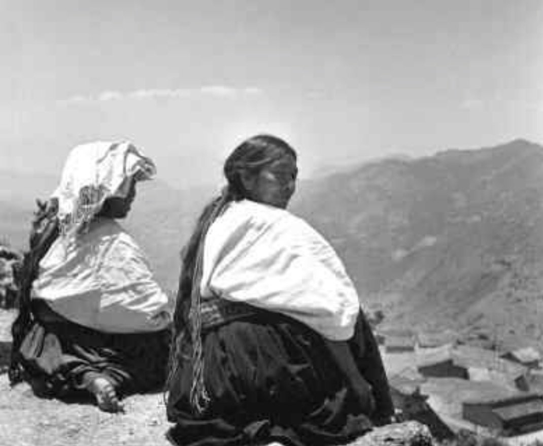 cristuz33's tweet photo. Alguna vez expusieron la obra fotográfica de Juan Rulfo en el Cabañas. Sus imágenes son asombrosas, muestran un México que hace mucho ya no existe, pero que aparece constantemente como escenografía de sus historias. También se expuso parte de su biblioteca: abundaban los rusos. https://t.co/CEs6ZYZADd