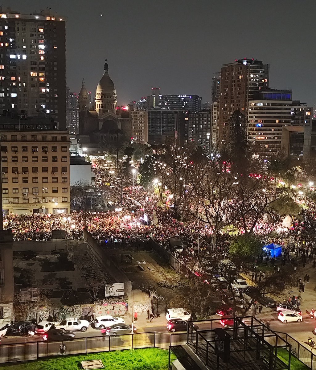 agusantonetti's tweet photo. IMPRESIONANTE LO DE CHILE 🇨🇱🇻🇪

Esto es ahora mismo en Santiago de Chile, el parque Almagro completamente colapsado. Miles de personas pidiendo por la libertad de Venezuela. Increíble. https://t.co/tNZrpZOOvi