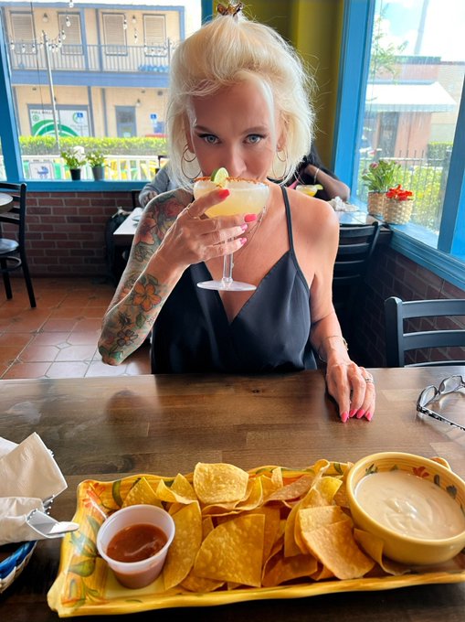 What a Saturday. I glad it’s almost over ?? Margaritas fix problems ?? https://t.co/MYvQEICaAK
