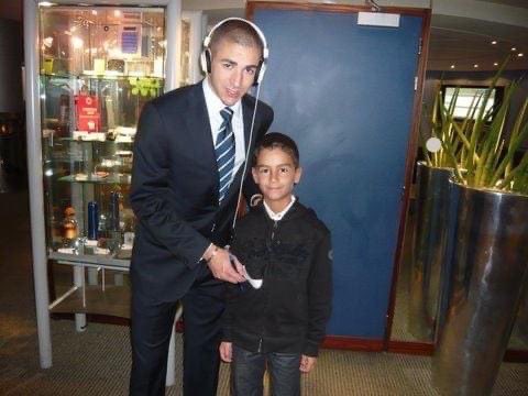 scelchino's tweet photo. @GonebackOff 13/12/2009, je vais au Novotel de Gerland avant OL - Bordeaux, aux toilettes avec mon père, on croise Ederson. Quelques minutes après je prends une photo avec @makoun_jean2 et mr @Benzema , souvenir inoubliable, défaite 0-1 but de Chamakh. https://t.co/y0mmYs8sbr
