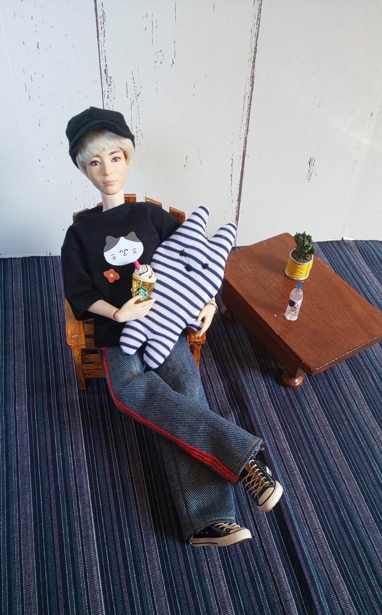 btsjk319's tweet photo. 急に思い付いた🤭
🐰❔のぬいぐるみ作ったよ❗️
ブサイクやけど愛くるしい💕
Tシャツは猫ちゃんセリアのプリント✨
#Matteldoll
#BTSdoll
#ハンドメイドドール服 https://t.co/2alzjY0V0V