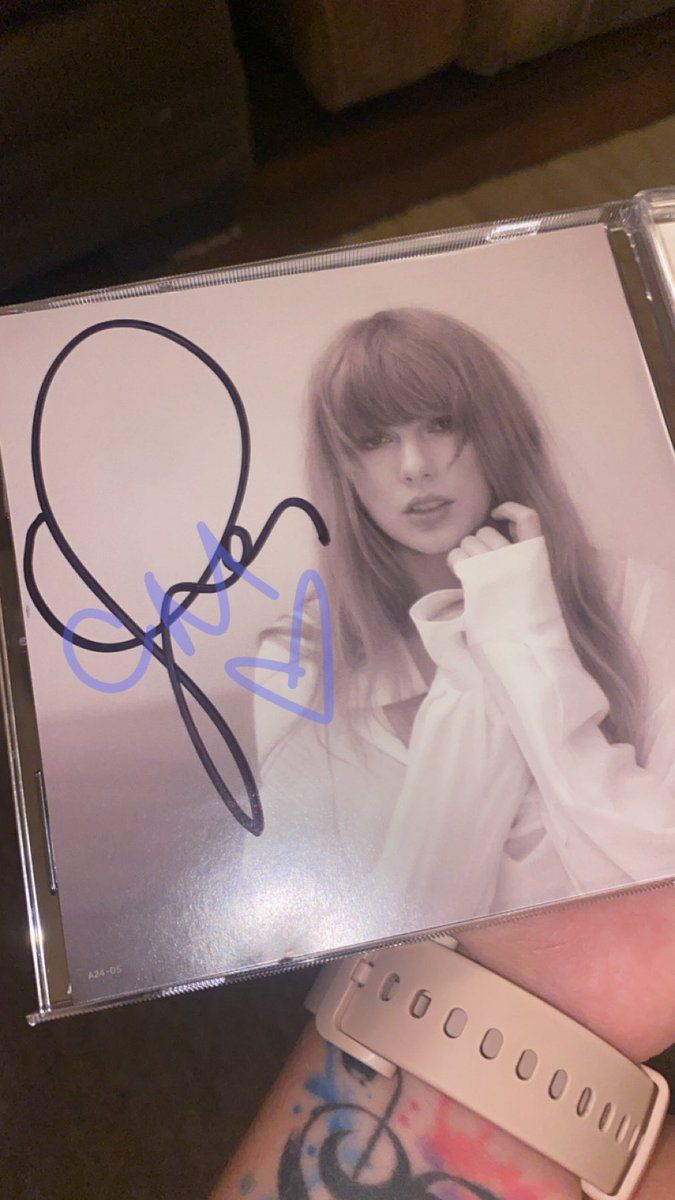 Ahhhhhhhh!!!!! My signed TTPD CD is here 🫶🏻🩶!!!! Unfortunately it doesn’t have a heart but that’s okay because I’m just really grateful to even have one!! This is my first signed item ever of Taylor’s :)🩶🩶🩶!