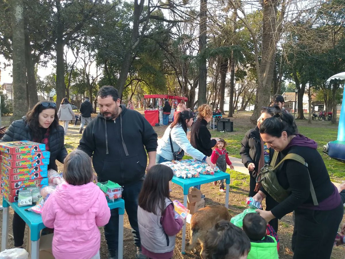 MUP_Moron's tweet photo. Celebramos el dia de la niñez junto a la Feria de las Flores en Plaza Paracone 🌸

Con juegos, regalos, bolsitas, y merienda pasamos una tarde hermosa con lxs unicxs privilegiadxs ✌🏻

#MUPAzul💙 https://t.co/w5QBIKrnJm