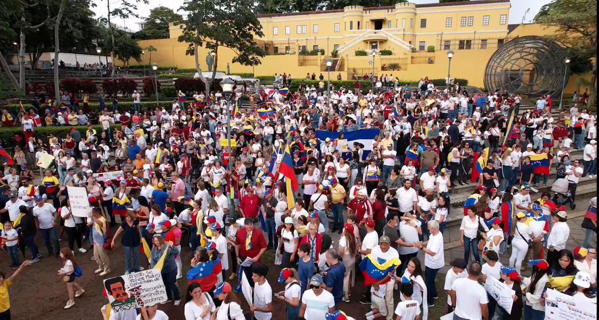 ConVzlaComando's tweet photo. San José de #CostaRica 🇨🇷 abarrotado con los venezolanos que salieron hoy a la Gran Protesta Mundial por la Verdad.

¡Nada nos detendrá hasta que reconozcan que #GanóVzla el 28J! 

#YoSalíPorVzla https://t.co/ia7O0AgRX0