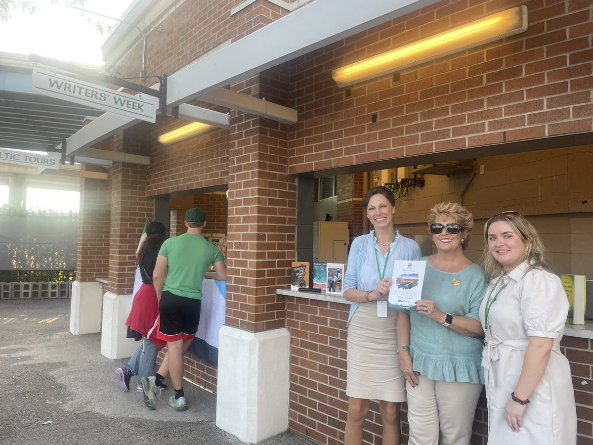 WritersWeek's tweet image. Writers’ Week had the privilege of meeting the Irish Ambassador Geraldine Byrne Nason at Milwaukee Irish Festival
#milwakeeirishfest #failteireland #kerrygroup