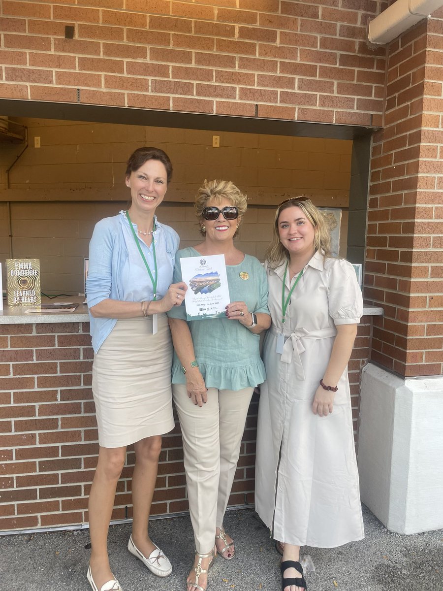 WritersWeek's tweet image. Writers’ Week had the privilege of meeting the Irish Ambassador Geraldine Byrne Nason at Milwaukee Irish Festival
#milwakeeirishfest #failteireland #kerrygroup