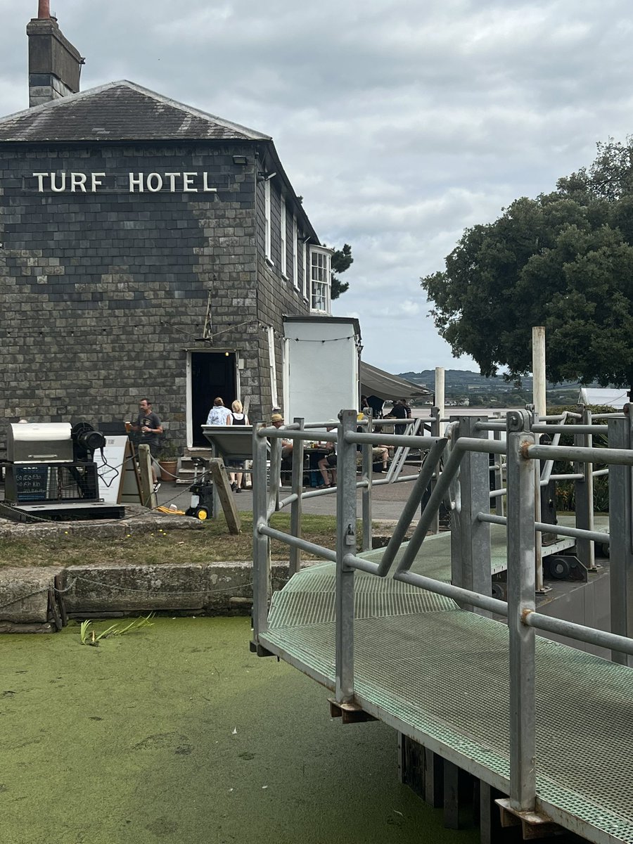 The Turf Hotel in Devon is one of those pubs that going to, is an experience in itself.

If you’re going, go when the summer BBQ is happening, and get a burger, with all the trimmings, in a roll that doesn’t make you wanna hate yourself.

#glutenfree #glutenfreefood #cider