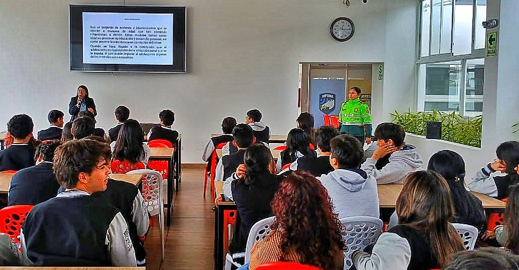LimaRegion's tweet photo. #CiaMonterrico efectivos policiales realizaron charlas en prevencion contra el bullying junto a representantes del colegio de abogados de lima en IE Nuestra señora del consuelo en #Surco
#PolicíaNacional
#CAL
#Noalbullying
#Viral
#SeguridadCiudadana
#Divpolsur1 https://t.co/9AyaLXBs6Z