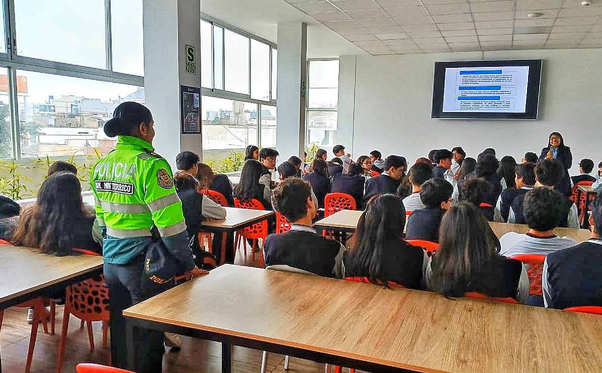 LimaRegion's tweet photo. #CiaMonterrico efectivos policiales realizaron charlas en prevencion contra el bullying junto a representantes del colegio de abogados de lima en IE Nuestra señora del consuelo en #Surco
#PolicíaNacional
#CAL
#Noalbullying
#Viral
#SeguridadCiudadana
#Divpolsur1 https://t.co/9AyaLXBs6Z