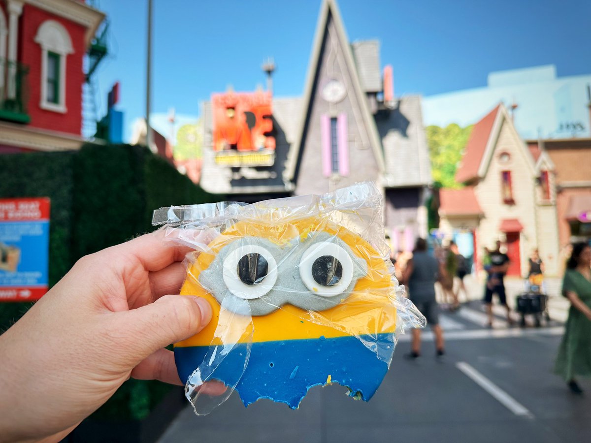 ExpThemeParks's tweet photo. I must say, this cookie was SUPER yummy!
#minions #dispicableme #universalstudios #cookie #universalstudioshollywood #themepark #rollercoaster #amusementpark #explorepage #travel #photography https://t.co/Qg2c4oRJn3