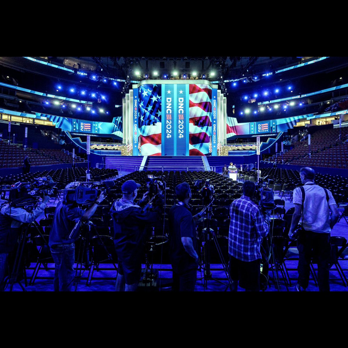 TalentedMsRiha's tweet photo. 8.15.24 #DNC2024 
"#Politics is the #Art of controlling your environment" -HST
The podium is unveiled in a ritualistic ceremony for the press at #Chicago's United Center  #dnc
For @zumapress https://t.co/xkJLLbU3fu