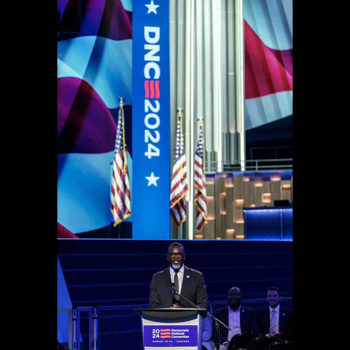 TalentedMsRiha's tweet photo. 8.15.24 #DNC2024 
"#Politics is the #Art of controlling your environment" -HST
The podium is unveiled in a ritualistic ceremony for the press at #Chicago's United Center  #dnc
For @zumapress https://t.co/xkJLLbU3fu