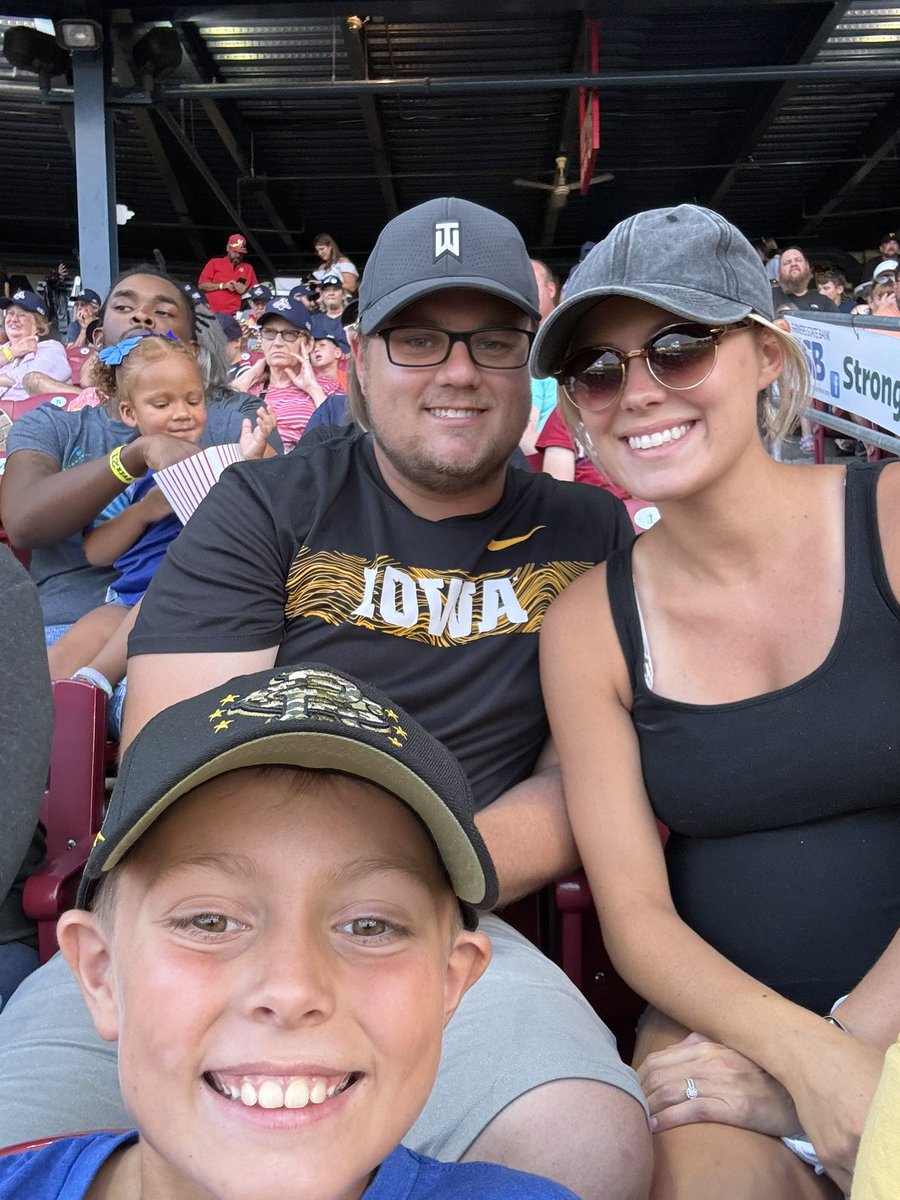 tayfahnle's tweet photo. #kernelsselfie ⚾️ https://t.co/wmsCGIoyxd