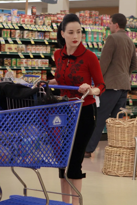 Don't mind her, she's just doing some grocery shopping... (in the hope to spot a certain John Constantine😅)