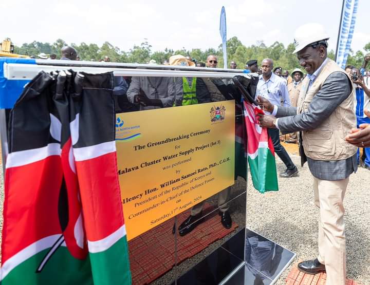 Amalinzethekat's tweet photo. Ruto launched the Malava water project. They knew @morarakebaso would visit. 

The plaque was immediately removed. 

Expect other plaques to be removed but we also have online evidence. 
#FreeAokonow 
Kesho
Moses Kuria #RutoMustGo
#RutoLiesAllTheTime
#RutoLaunchedIt https://t.co/ulrmeo0zcZ
