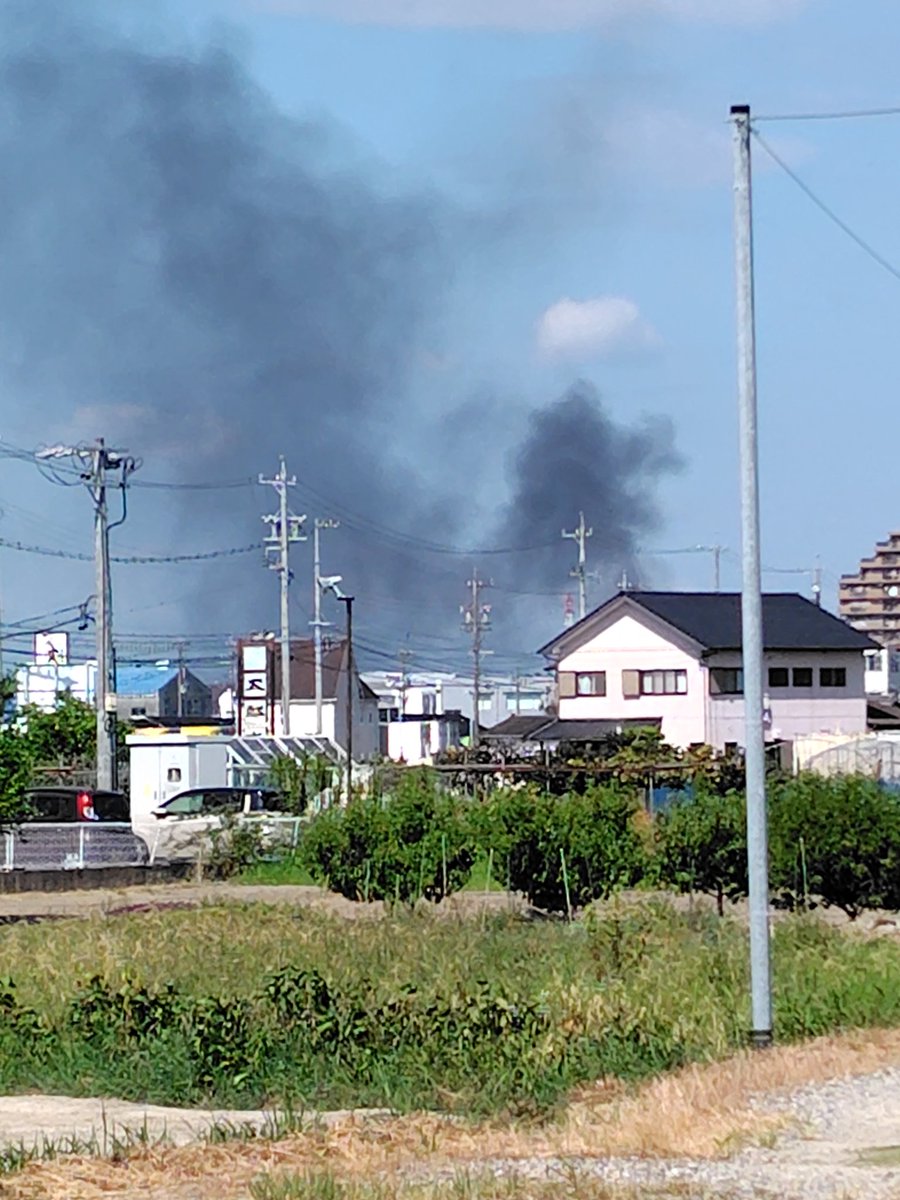 pingukaolin's tweet photo. バイト通勤中に見かけたけどこの煙大丈夫なやつ？ https://t.co/jl1n6V3fsJ