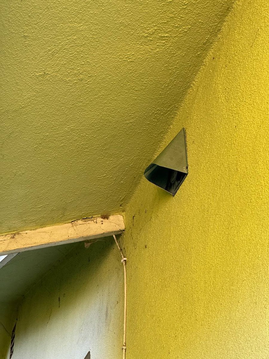 Сегодня был непростой заказ и не связанный с кондиционерами. Провести трубу от сушилки на улицу. С этим справился, но больше запомнилось другое. Сдаю работу, болтаю с клиентом (американка). И тут она выясняет, что я из рф. Говорит у меня тут отец 86 лет, он по русский говорит...