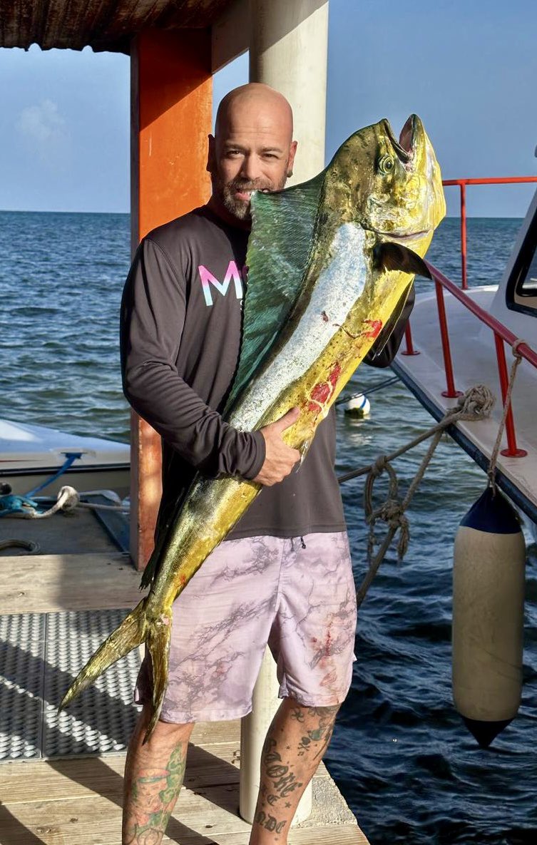 JonnyDecember's tweet photo. Epic day out on the #caribbeansea #deepsea #trolling #ambergriscaye #belizeancayes #belize #inkdpirate #blockchainbasement #btcmorningta #mahimahi #btc $btc #bitcoin #crypto #tattoo #Caribbean #mesoamericanreef #islandlife #tropicalparadise #centralamerica #fishing #fishon #GTAtrips