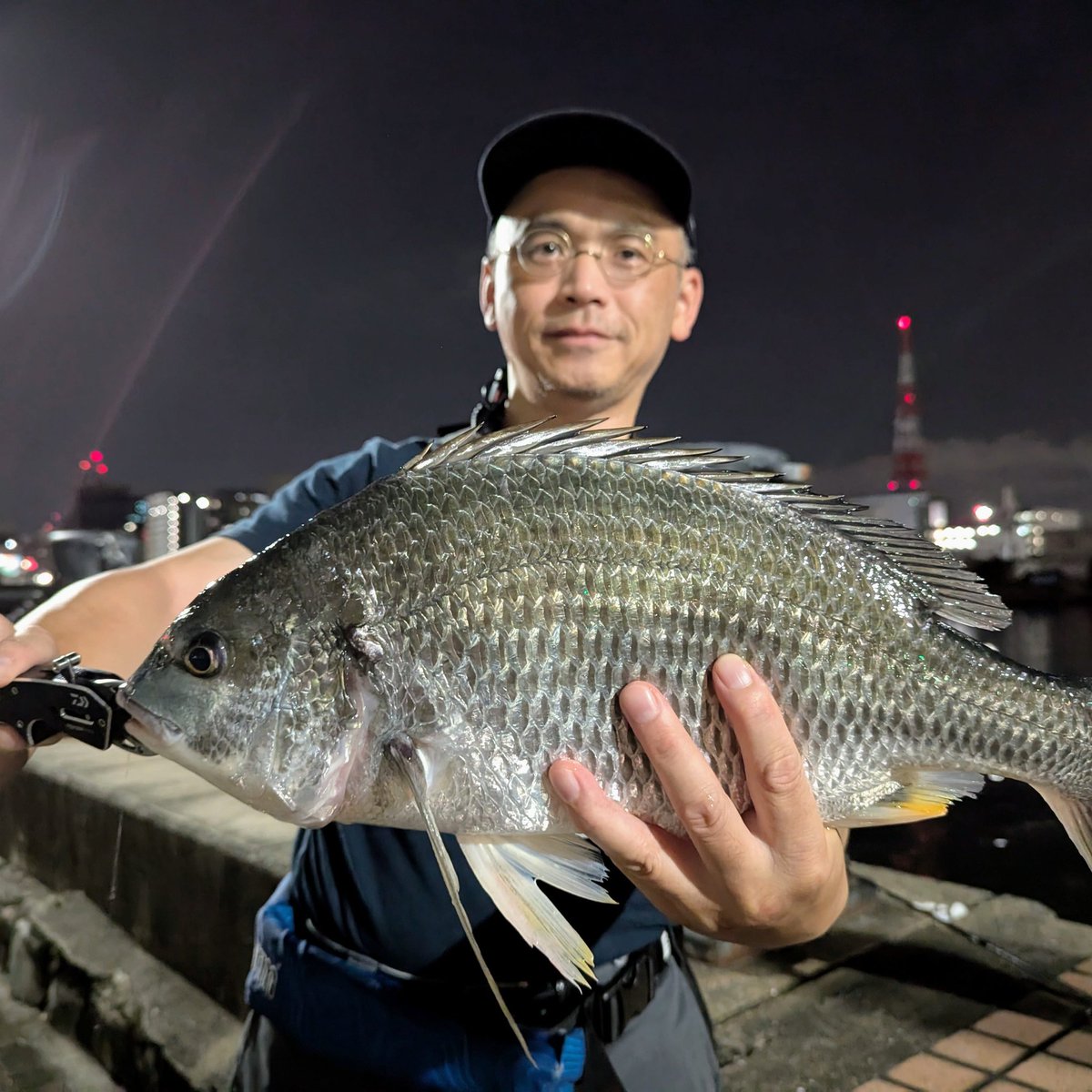 oni03's tweet image. 海水温が３０度近くの中、５０センチのキビレが釣れました。