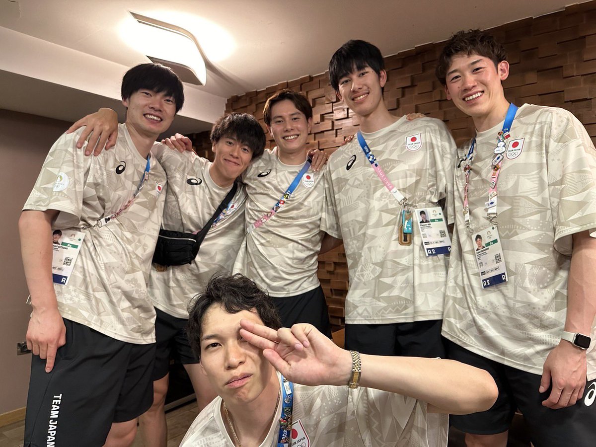Ran_volley0902's tweet photo. 1人だけOHじゃない人がいる。
1番イケてるピースしてる。 https://t.co/FRrCZsdIbv