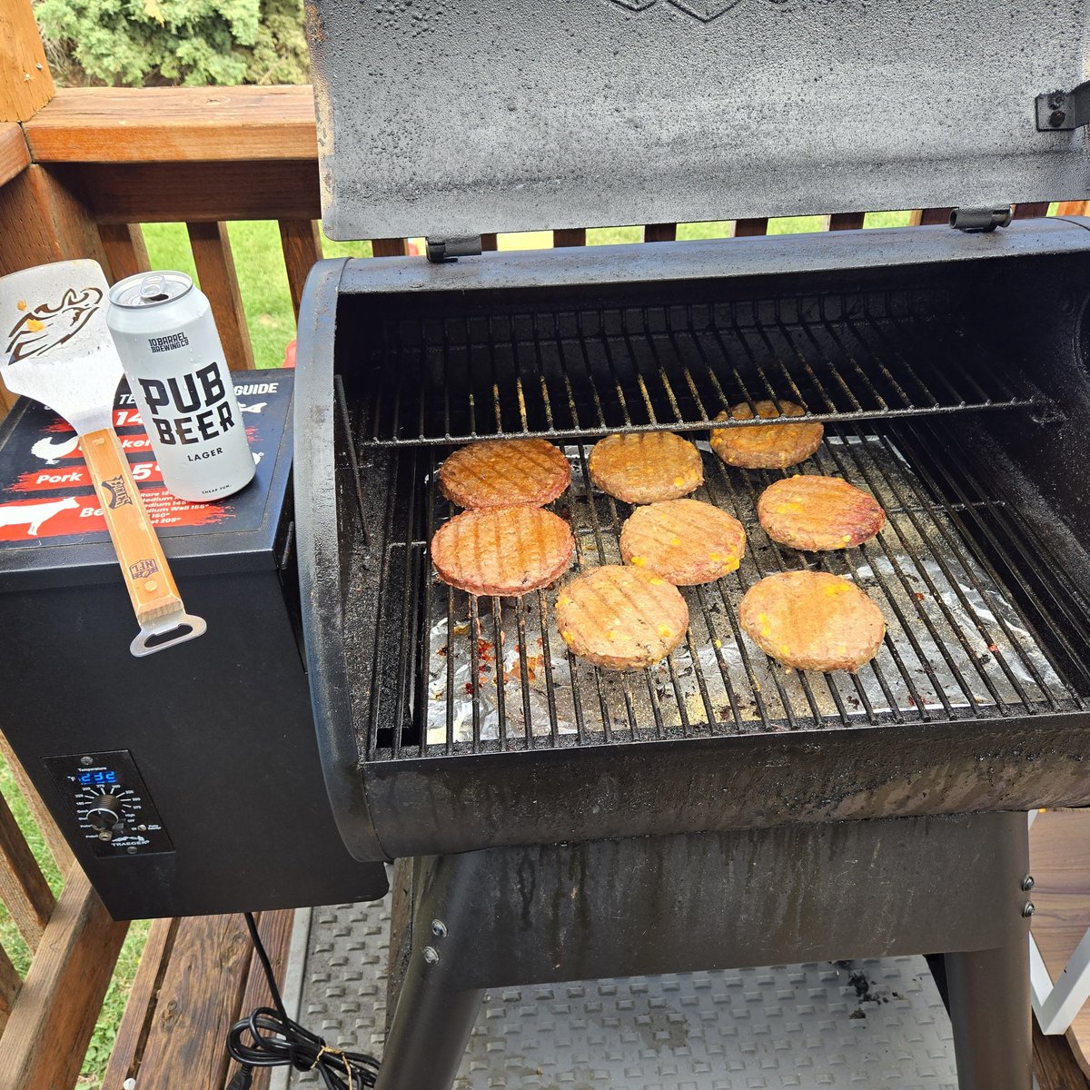 DonLudwig2's tweet photo. Bacon and cheese infused burgers @TraegerGrills #Traegerhood #Griddlenation https://t.co/t7ZEMDaF5V