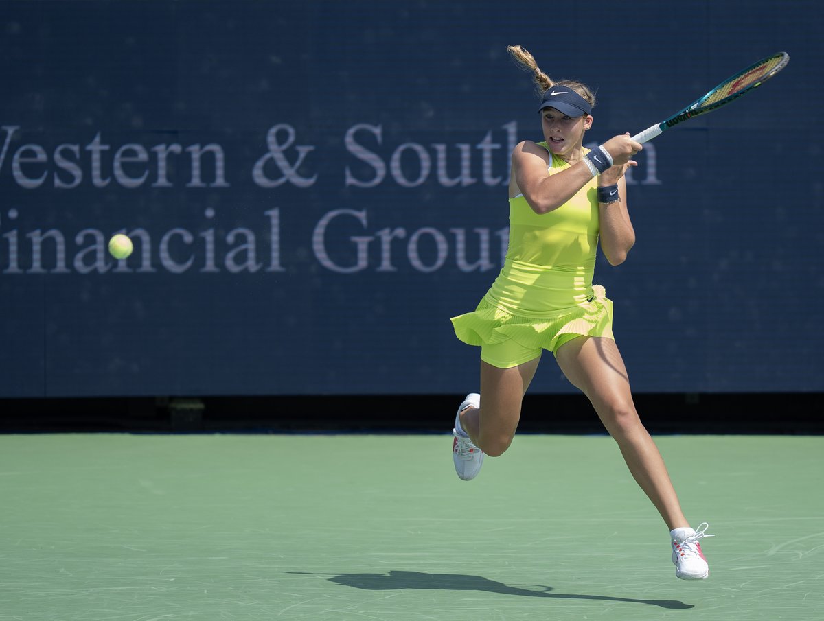 CGTNSportsScene's tweet image. 🎉#1GA's 30th WTA 1000 win of the season

🎾In the pair's first meeting, top-seeded Iga Swiatek sailed past teen phenom Mirra Andreeva 4-6, 6-3, 7-5 to reach her 2nd straight Cincinnati Open semi-finals

👀Faces 3rd seed Aryna Sabalenka next

#CincyTennis #teamSwiatek