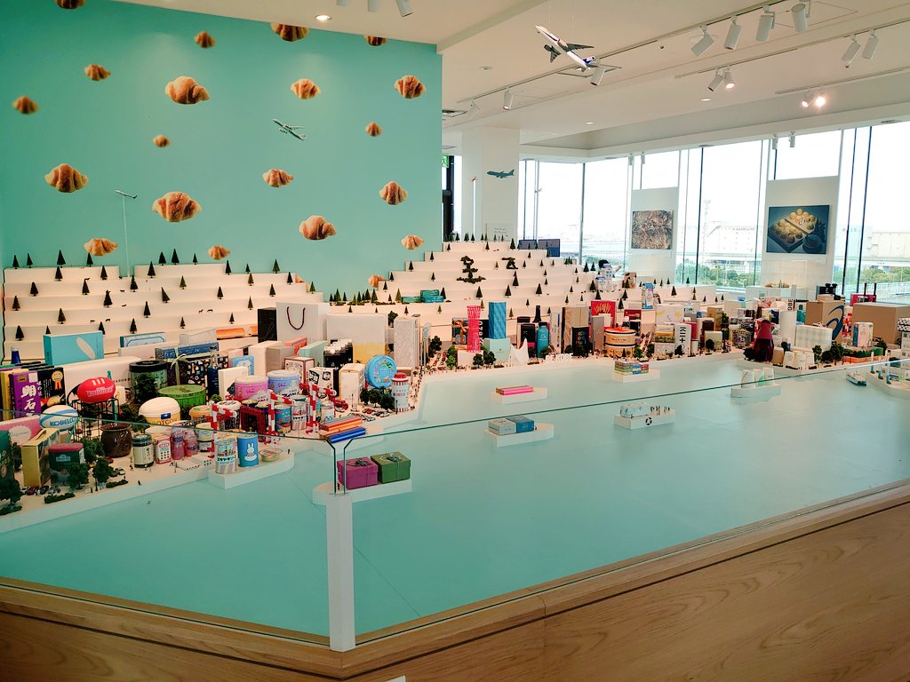 0321ier's tweet photo. 念願の「MINIATURE LIFE × KOBE AIRPORT」行ってきました！
ミニチュア作家、田中達也さんの展示です！

写真や本では見ていましたが、リアルで見ると驚きの小ささ！いつまでも見ていられそうでした

「物流のハブセンター（2枚目）」
「押し寄せる旨味の波（3枚目）」
が特に好きです！！ https://t.co/WrCtEYwjJP