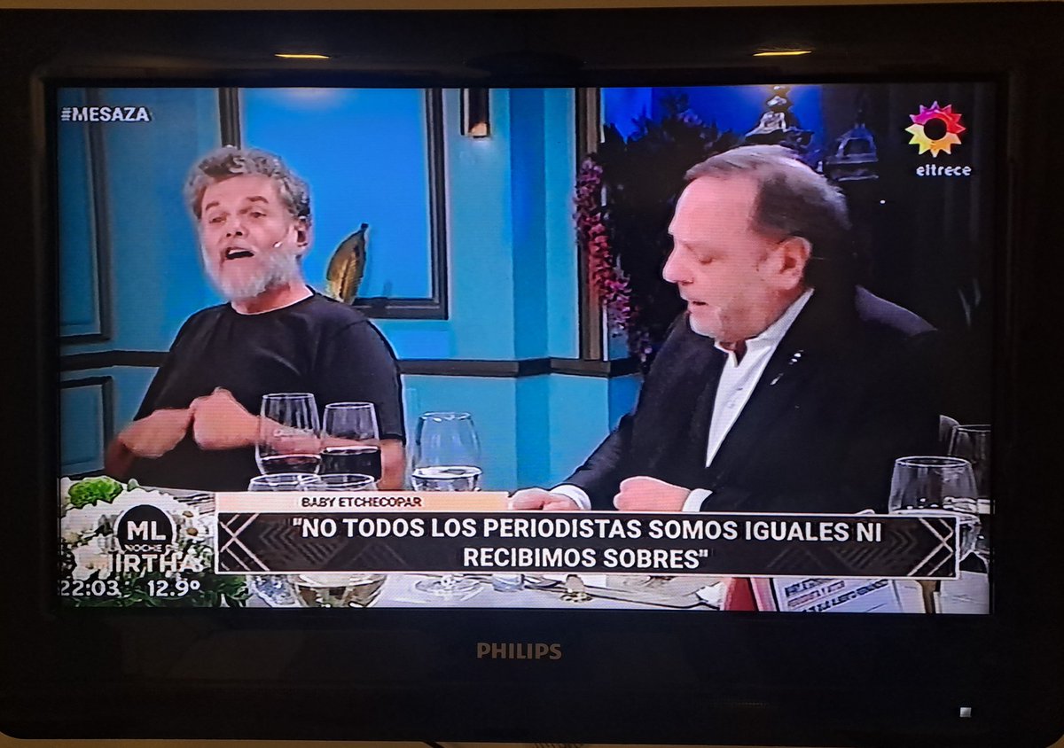 AndreaRondinone's tweet photo. Alfredo Casero diciendo en la cara de periodistas que el periodismo le hizo mucho daño a la gente y a nuestro país vendiendo al "Alberto moderado" a cambio de sobres y pauta...
👏🏻👏🏻👏🏻👏🏻 @agencialavieja 
#mesaza #Mirtha #Casero
#LaNocheDeMirtha https://t.co/3vpm1feukh