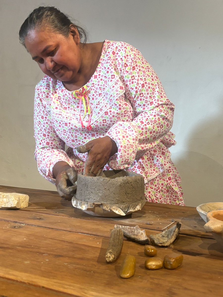 mincultura's tweet photo. En el marco de @lamagdalenafest se llevó a cabo una conversación y demostración sobre el oficio de la alfarería entre Carmen Prada, de La Chamba (Tolima) y Magdalena Guayabo, de Orocué (Casanare). Ambas compartieron experiencias sobre sus saberes y la tradición que conllevan, al tiempo que realizaron un taller práctico con el público del festival.