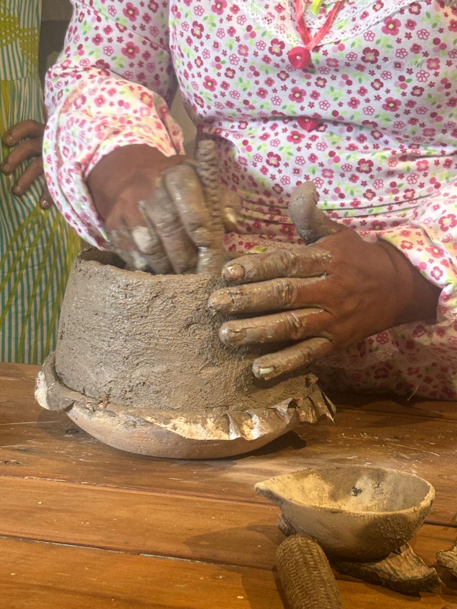 En el marco de <a href="/lamagdalenafest/">La Magdalena Fest</a> se llevó a cabo una conversación y demostración sobre el oficio de la alfarería entre Carmen Prada, de La Chamba (Tolima) y Magdalena Guayabo, de Orocué (Casanare). Ambas compartieron experiencias sobre sus saberes y la tradición que conllevan, al
