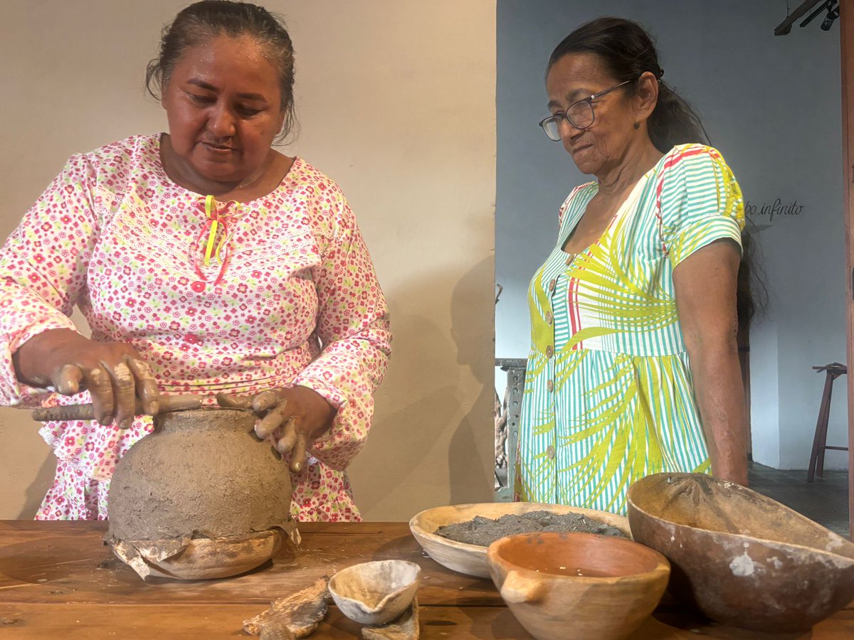 "El oficio de la alfarería es un oficio ribereño, porque de allí se proveen del barro y de sus ecosistemas la materia prima para hacer las tinajas, vasijas y  losas", dice <a href="/lacatagarcia/">Cata García Barón</a>, directora de la Dirección Estrategia, Desarrollo y Emprendimiento del Minculturas.
