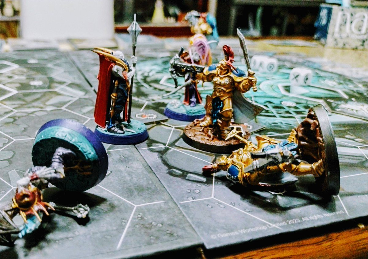 【アンダーワールド(ST)】

帰省先で「遠駆けの団vs紅の宮廷団」の3連戦を実施。勝負はいかに⚔️

遠駆けvs宮廷団＝6vs5、6vs11、2vs13...という訳で、1対2で紅の宮廷団の勝利🎉

目標カードの点数差が、ゲームを左右しました☠️ うーむ、遠駆けの団のデッキを強化せねば💦

#Warhammer
#ウォーハンマー