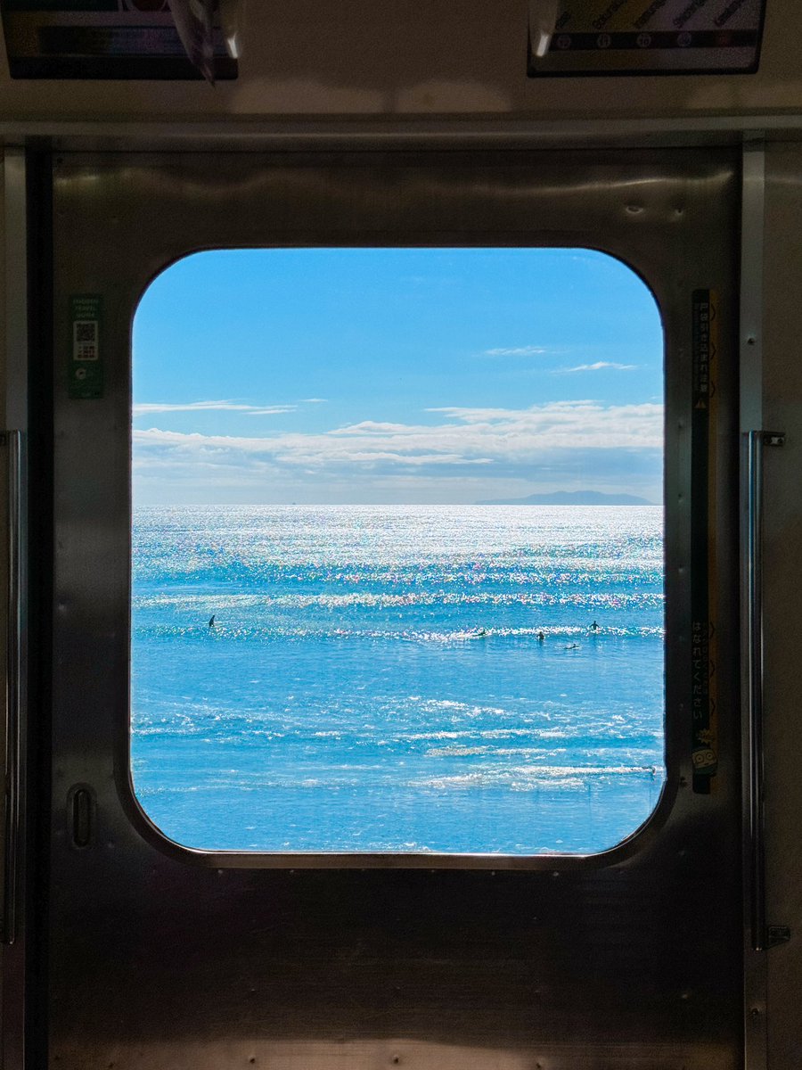 Hello_Dongwon's tweet image. 창문에 여름이 걸려있다.