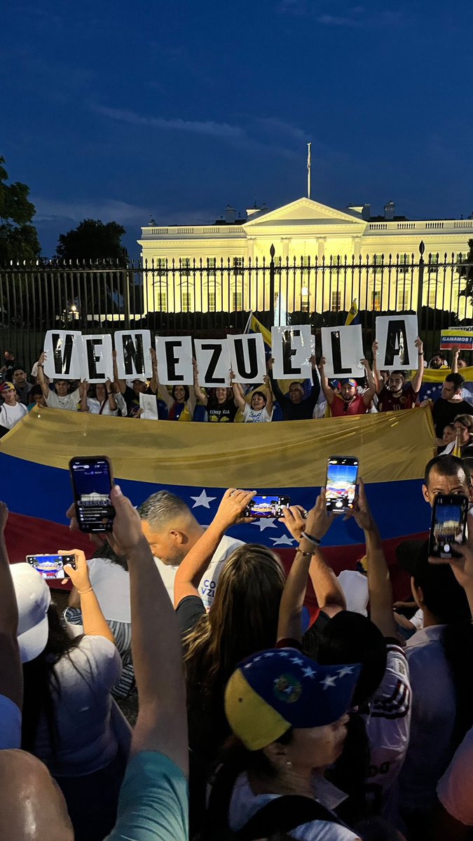 NTN24's tweet photo. La Gran Protesta Mundial por la Verdad en Venezuela también dijo presente en la ciudad de Washington, donde personas se congregaron frente a la Casa Blanca. https://t.co/fcFbGKyUWQ https://t.co/YaCpRGK9AD