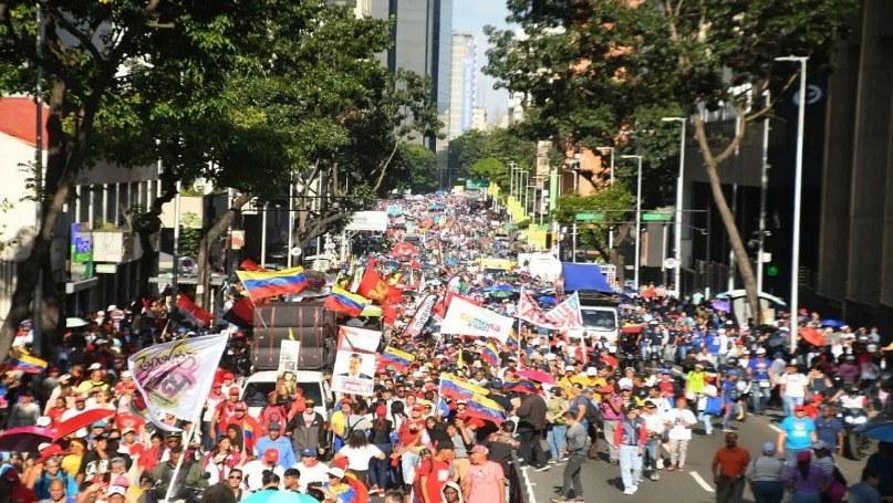 teleSURtv's tweet photo. #ENFOTOS | Más de cien ciudades venezolanas se movilizaron este sábado en La Marcha por la Paz, contra el fascismo, la violencia y en respaldo al presidente electo @NicolasMaduro https://t.co/E8DcsHVhkL