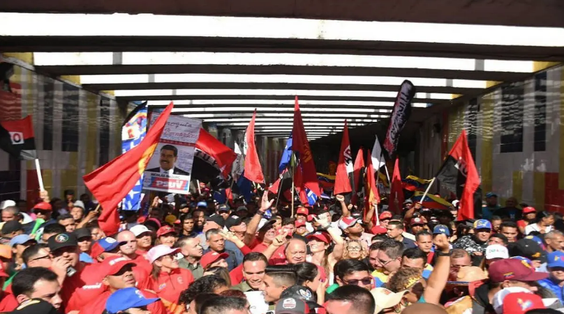 teleSURtv's tweet photo. #ENFOTOS | Más de cien ciudades venezolanas se movilizaron este sábado en La Marcha por la Paz, contra el fascismo, la violencia y en respaldo al presidente electo @NicolasMaduro https://t.co/E8DcsHVhkL