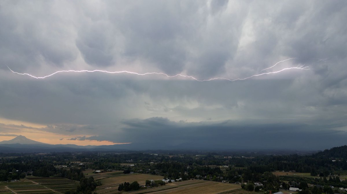 CamilaOrtiTV's tweet photo. Cool storm photos are rolling in!
In order: Lightning flash near Gresham by Jarrod Lyman, hail stones (yes- foothills/mtns indeed getting some hail!) in Welches by Erica Martinez-Olmos, and fantastic mammatus clouds over Stevenson, WA by Larry.
Thanks to all sending images in! https://t.co/eYdiCLY3Zb