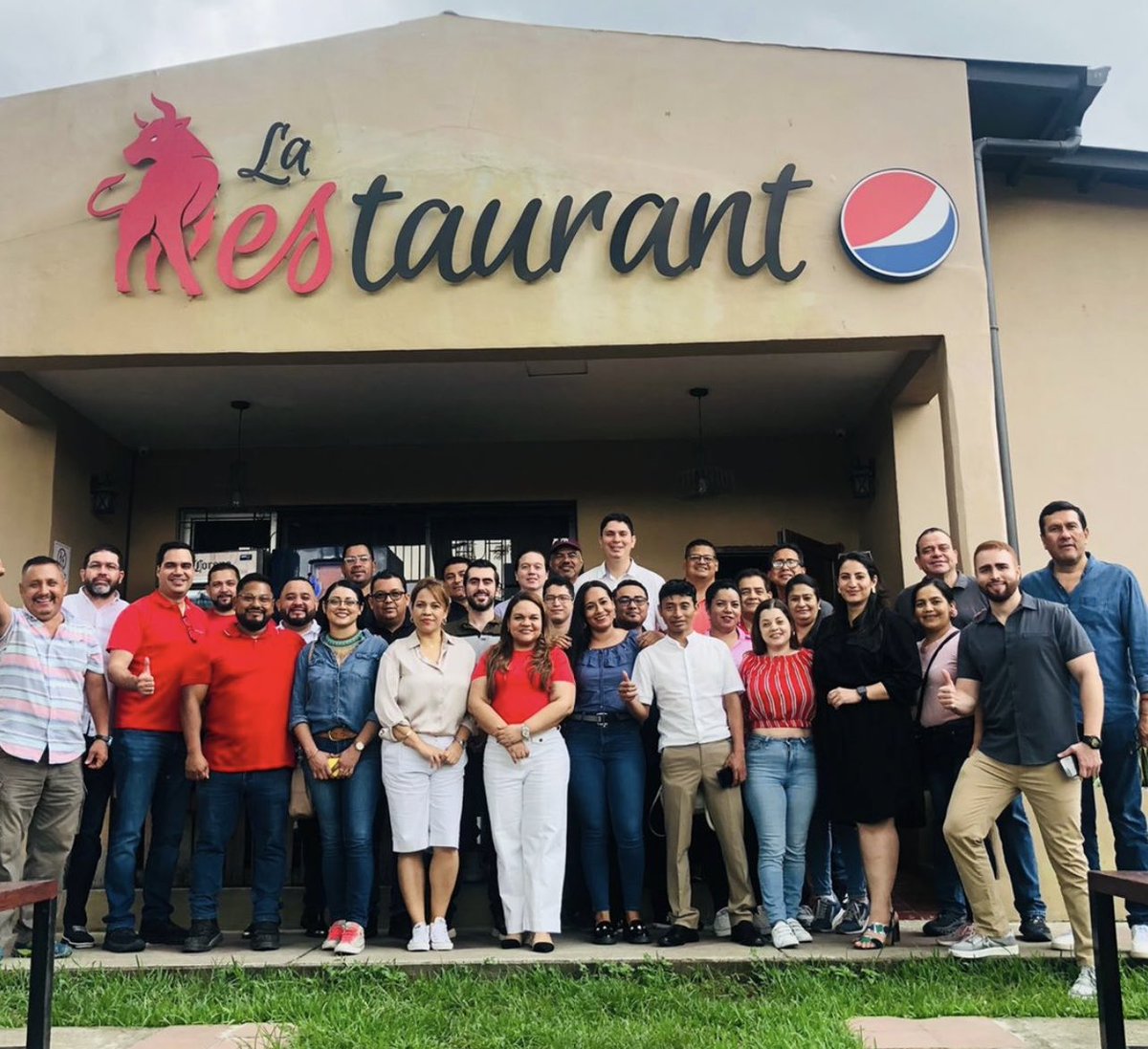 Parte de nuestro gran equipo del departamento de Cortés en reunión de trabajo hoy sábado 17 en el restaurant de mi amigo César Quesada .