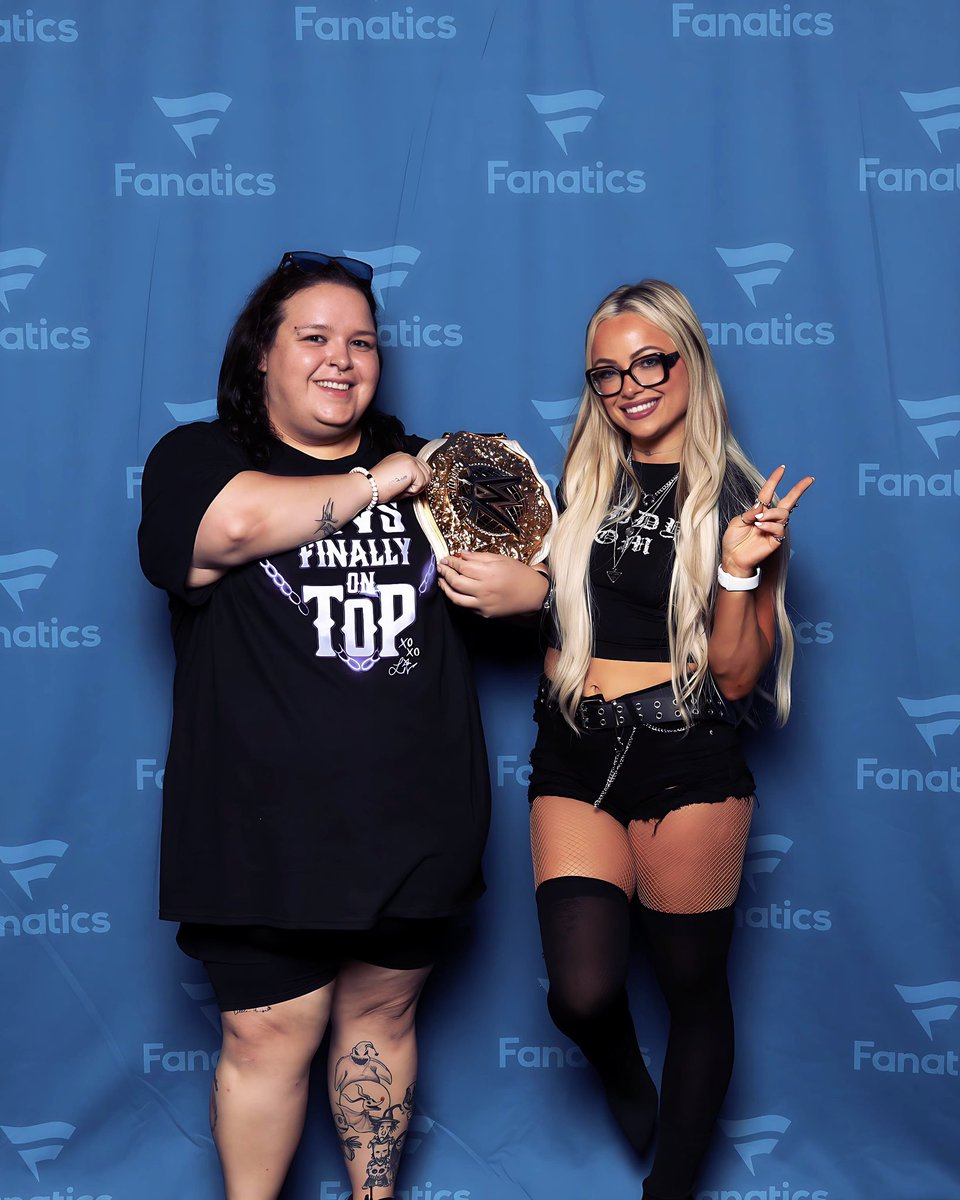 vSailor_Moonv's tweet photo. I was so nervous to meet @YaOnlyLivvOnce today. Prior to this, reps came out and said we couldn’t touch Liv. I so badly wanted a hug but alas, I trekked forward. And then MOTHER, asked me if I wanted to hold the title. Uh yes..#livmorgan #fanaticsfest See comments for more story. https://t.co/9cjpmISLQj