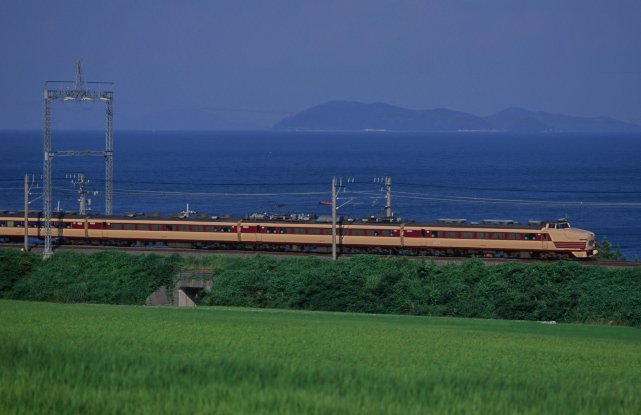 teinentetsu's tweet image. #お盆だからボンネットの写真はろうぜ
2001年のお盆休み時期に湖西線内で撮影した雷鳥(再掲)