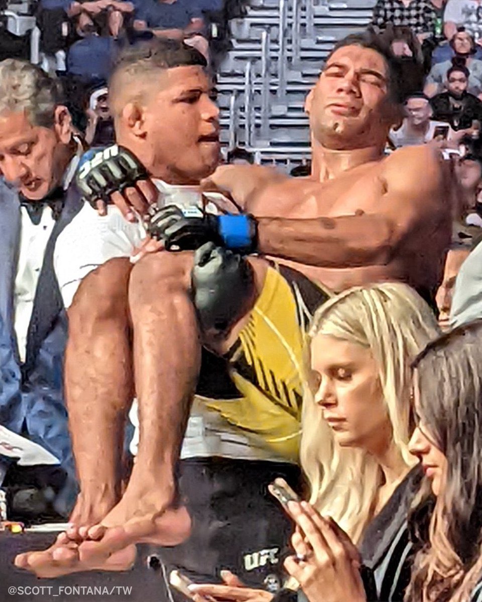 Ashujnr01's tweet photo. Wtf😂😂😂#UFC305 https://t.co/JrgkWH2vhL