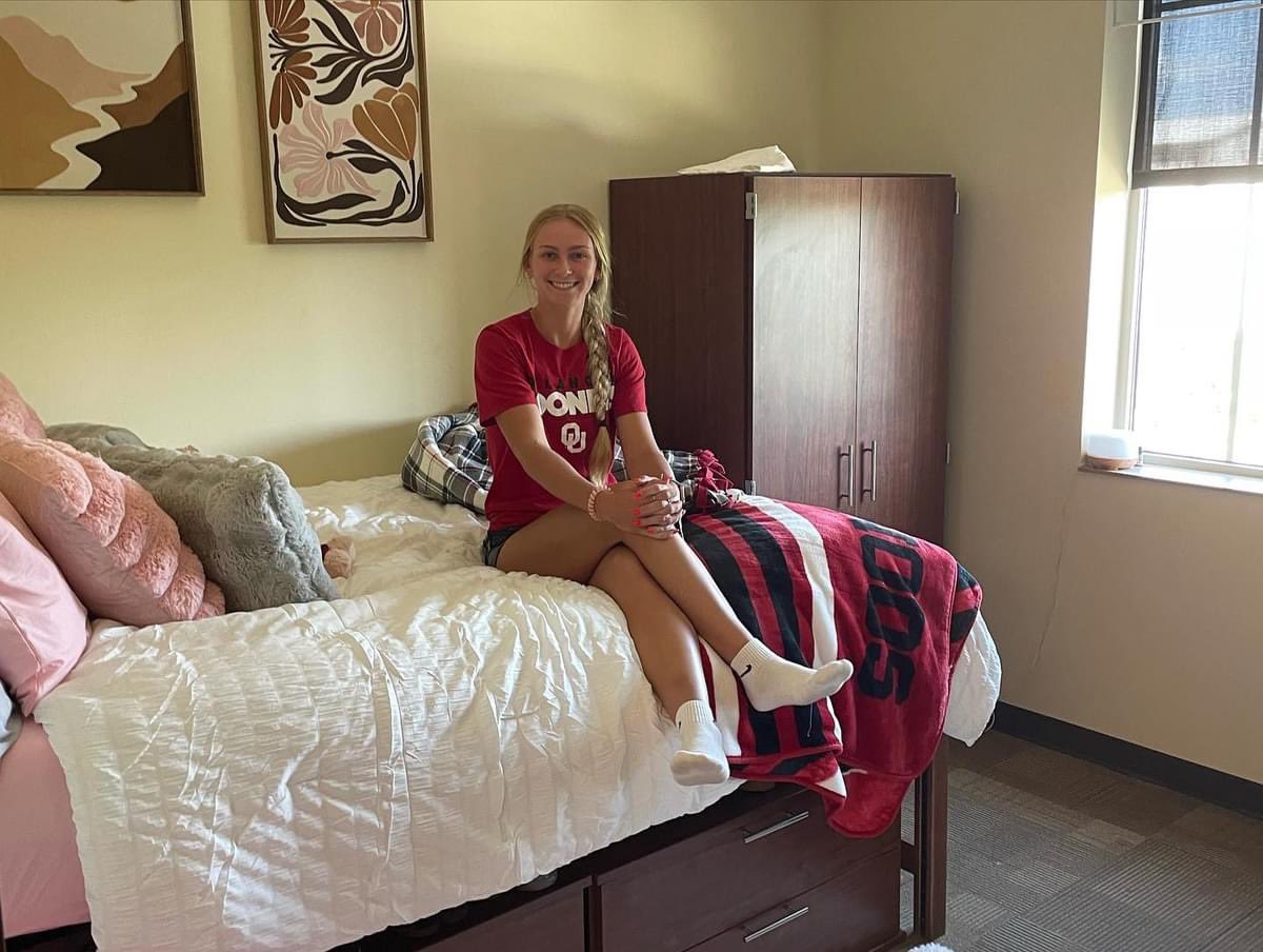 LtgHenderson's tweet photo. @SydBarker2024 now resides in Norman, Oklahoma! ๐ฆ๐งก @OU_Softball #LoveTheGame #moveinweekend https://t.co/vX3fP4TXcF