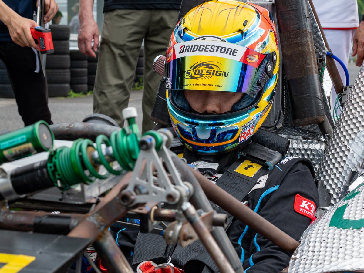 最後は農工大の岡野君。3名の中では唯一キャリアのあるドライバーで、エンジニア役も兼任しているようです。キャリアのあるドライバーがエンジニアを兼任するケース多いですが、彼ほどエンジニアとしても活躍しているドライバーを知りません。運転は車両の限界を瞬時に把握してムチを入れる、アグレッ