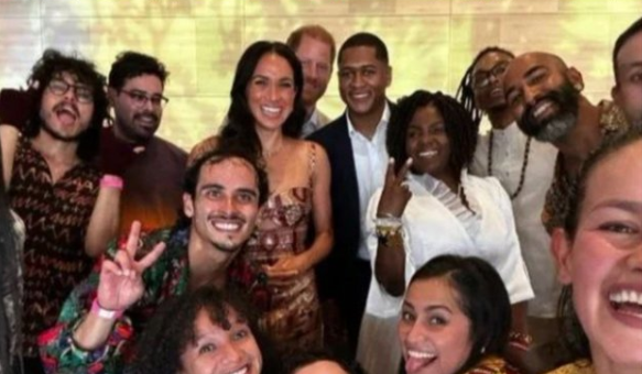 sow_crypto's tweet photo. The photos on these trips are turning into a game of 'Where's Harry?' 🫣😒

#Colombians #FranciaMarquez #PrinceHarry #HarryandMeghaninColombia #Duchess #TheRF #MeghanMarkleIsAGrifter #Grifters #DumbPrince #HarryandMeghanEnColombia #dumbprinceharry 
#MeghanMarkleColombiaClownShow https://t.co/s0IzEKdHbr