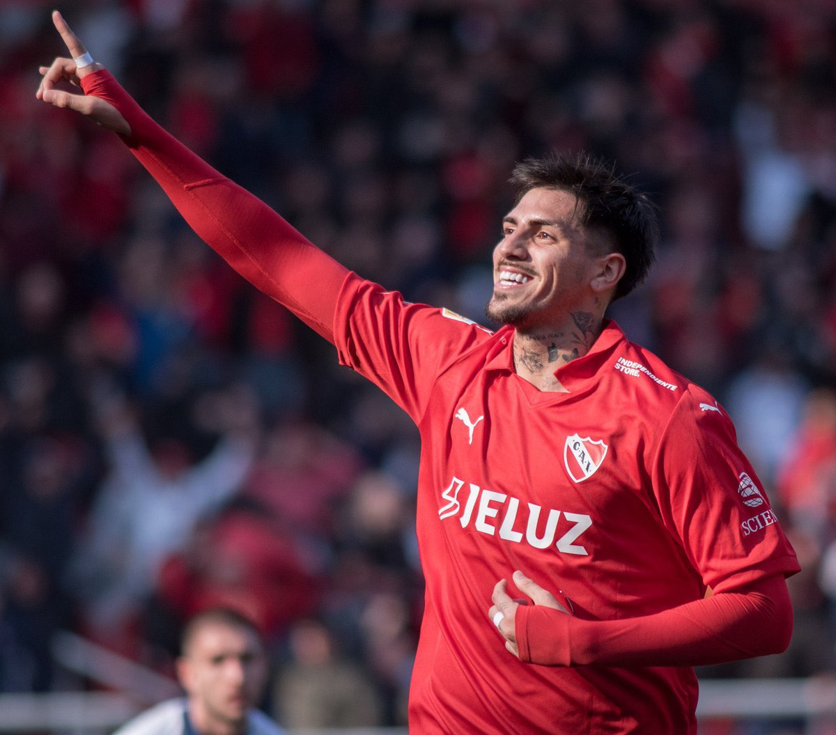RFioravanti's tweet photo. Récord
Kevin Lomónaco se convirtió en el primer defensor en convertir goles en sus dos primeros partidos en #Independiente

Son 19 futbolistas que lo lograron, entre ellos Rodolfo Micheli (1952), Mario Turdó (1997), Germán Denis (2006) y Rodrigo Díaz (2006).
Fuente: @elgraficoweb https://t.co/8711PQcSrk