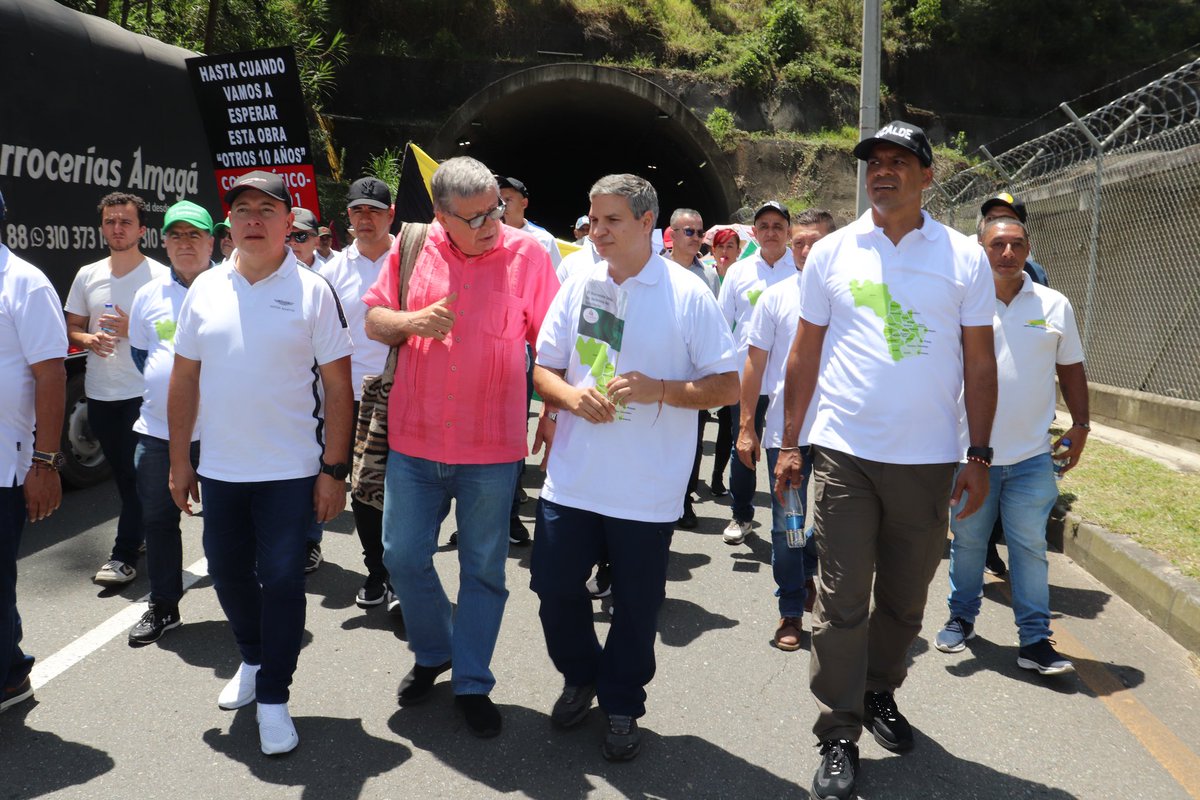 AlcaldiadeAmaga's tweet photo. 🚶‍♂️💪 Esta mañana, el alcalde Wilser Dario Molina Molina y alcaldes del Suroeste Antioqueño se unieron a una marcha en defensa de nuestra región. Exigimos protección ante el posible cierre de la vía por 20 meses por la ANI y COVIPACÍFICO. ¡Juntos defendemos nuestro futuro! ✊ https://t.co/Lsc6eB7DN1