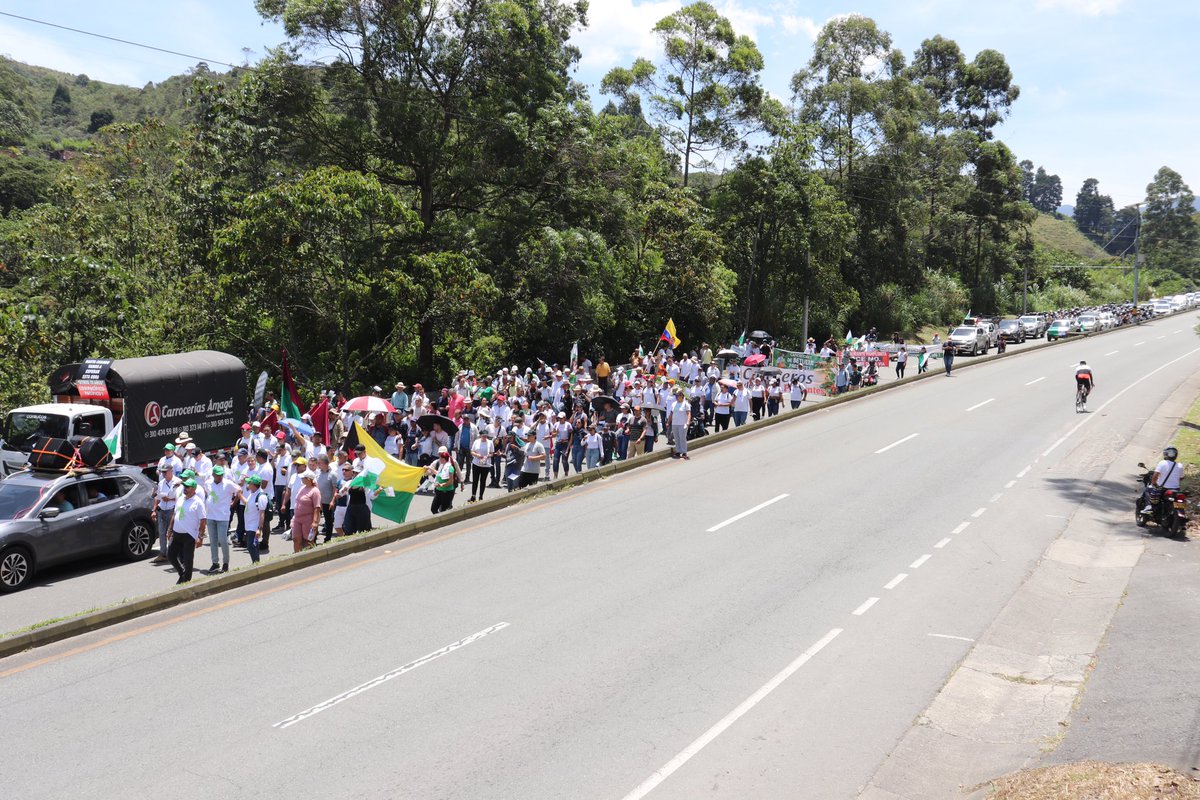 🚶‍♂️💪 Esta mañana, el alcalde Wilser Dario Molina Molina y alcaldes del Suroeste Antioqueño se unieron a una marcha en defensa de nuestra región. Exigimos protección ante el posible cierre de la vía por 20 meses por la ANI y COVIPACÍFICO. ¡Juntos defendemos nuestro futuro! ✊