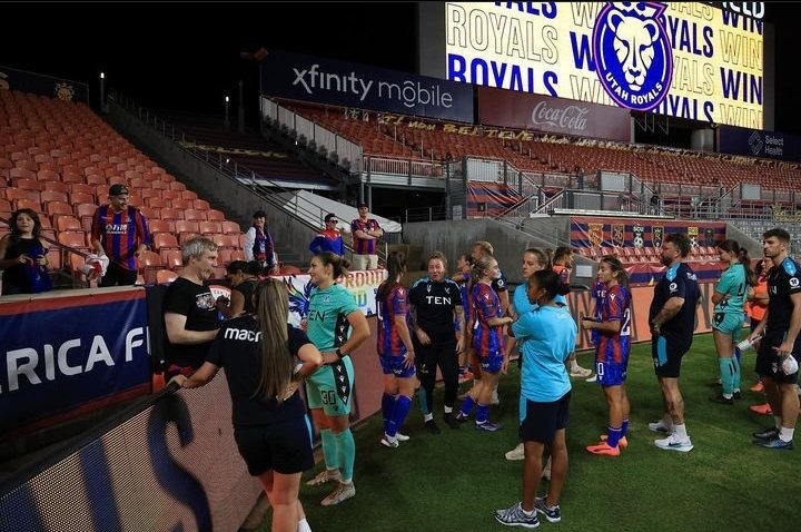 holmesdaleUSA's tweet image. What an evening last night. Meeting Palace fans, watching the women play and a quick visit after the match. Love this club! 🔴🔵 #cpfc